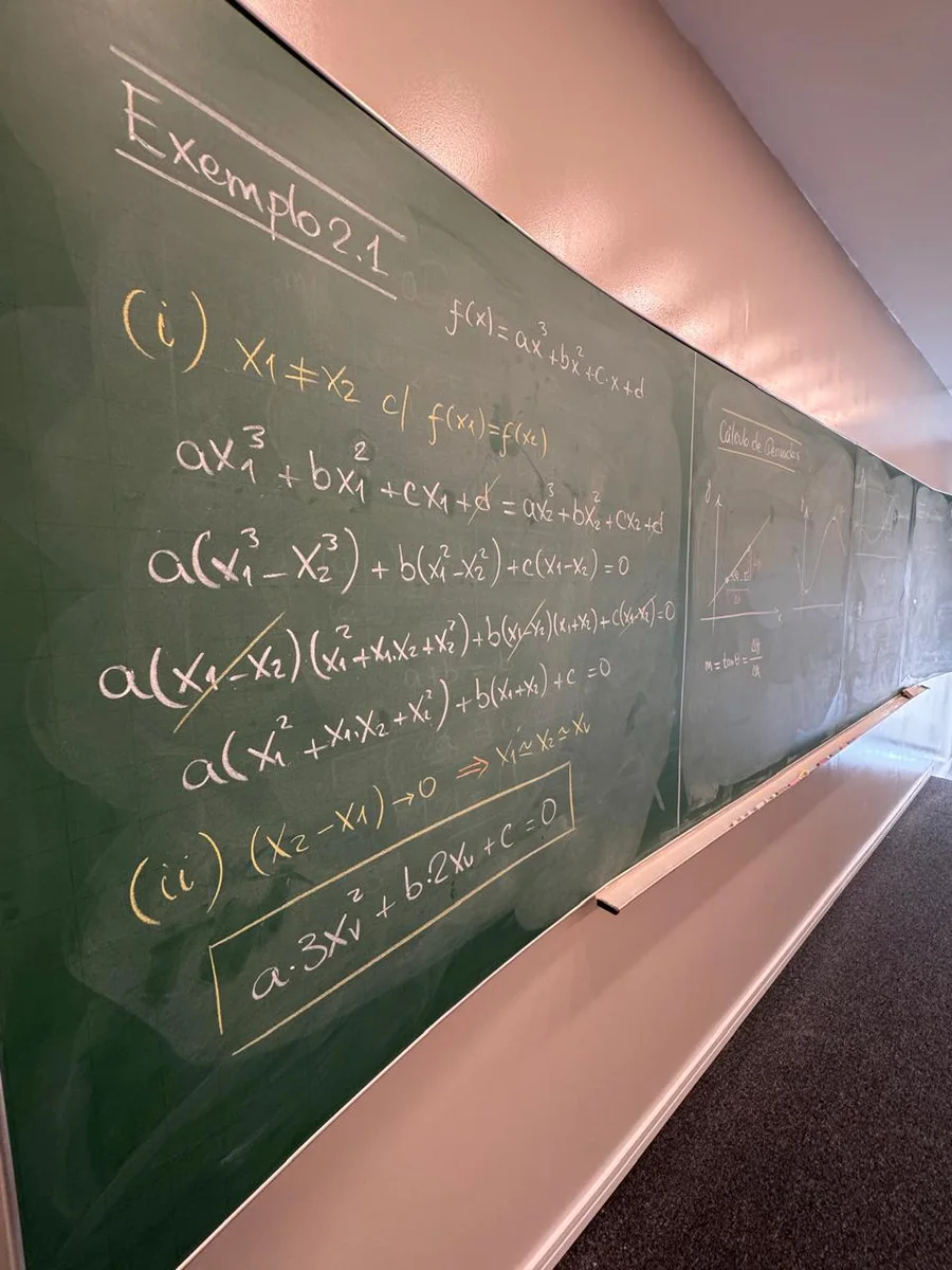 Quadro com o Exemplo 2.1 resolvido passo a passo, da fatoração até a derivada